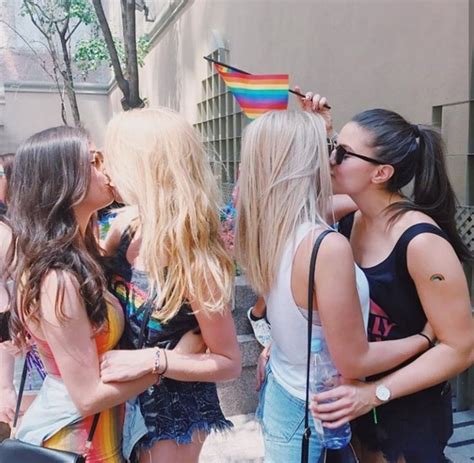 duas lésbicas se beijando|Lésbicas se Beijando: Amigas em Festa 